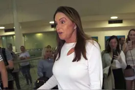 卡戴珊70岁变性老爸长发披肩，身材魁梧超模范粉丝求合影人气极高图片