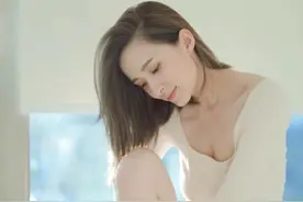 辣妈！TVB小花沈卓盈产后四个月已恢复身形，秀白滑长腿和事业线图片