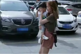 妈妈带孩子出门，走到小区门口忙捂着孩子眼睛，网友竖起大拇指图片