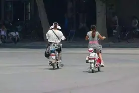 电动车强制装“脚蹬”惹争议，听完专家的话，车主：您来踩一脚看图片