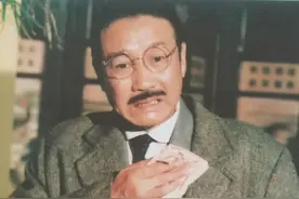他是黄磊爸爸，思想前卫与儿子一起“疯”，84岁仍拍戏甘当绿叶图片