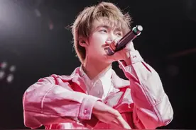 在西奥雾都组夺下链子，被热狗丁飞所欣赏，他是颜值爆表的技术流图片