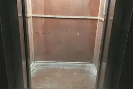 维修记录厚厚一沓！新电梯使用一年间坏了30多次图片