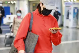 刘敏涛真会穿，一件红色卫衣搭牛仔阔腿裤，还挺有潮流感的图片