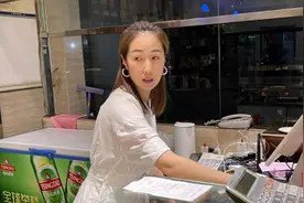 郑州这家烩面馆，每天晚上店里店外坐满人，烩面好吃老板娘也漂亮图片