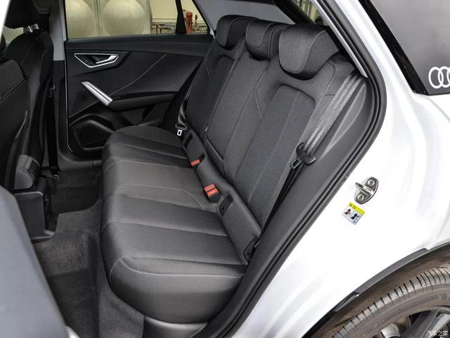 18万出头买全新奥迪Q2L，熏黑轮圈、8喇叭，你信这是低配？