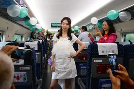 环保主题走秀！列车上的这场“时装”表演好特别……图片