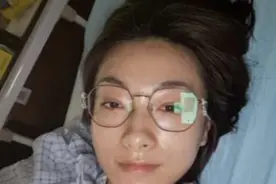 万茜手术后网瘾发作？获手机支架上网开心自拍，却被嘲满脸油光图片