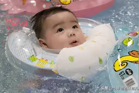 娃还戴脖圈游泳？别再被忽悠了，脖圈游泳是宝妈必知的育儿黑榜图片