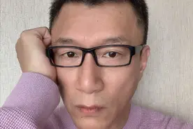 孙红雷又晒自拍，穿嫩紫色毛衣出镜瘦到脸颊凹陷，网友评论太奇葩图片