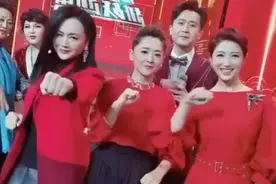 主持人曹颖重回央视？尖下巴像倒三角太怪异，头比杨帆春妮大一圈图片