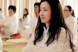 49岁陶虹曝修禅照，穿禅衣素颜太能打，与好友环抱跳舞玩超嗨图片