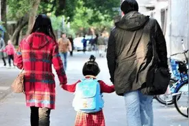 家长“接孩子”放学，别做这三种“不妥当”行为，容易遭老师嫌弃图片