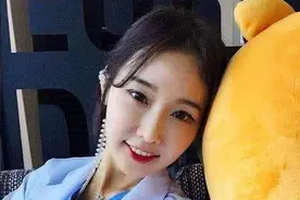 韩国51岁“最美牙医”走红，露脐装秀水蛇腰图片