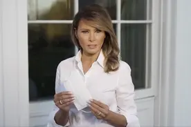 梅拉尼亚成白宫戴罩第一人，白色衬衫搭LV口罩，老公却依然说不图片