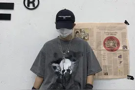 宽松百搭的潮牌男装短袖t恤，纯棉透气尽享型男时尚潮流图片