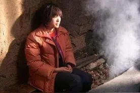深山光棍为传宗接代，120元买下被拐大学生，两人与牲畜同住17年图片