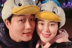 佟大为老婆晒父女三人同行背影醋意十足，俩女儿穿姐妹装身高抢镜图片