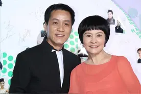 冯远征大8岁妻子挺有气质，偏爱小姑娘的花衣服，看得出老公多宠图片
