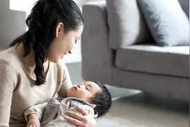 抱睡让孩子产生依赖性？育儿专家：3岁前多抱抱，孩子长大更聪明图片