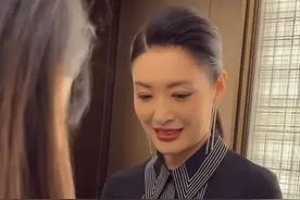 周涛太亲切了！人气爆棚外出被要合影，身形显疲惫仍摆出微笑图片