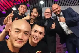 武僧一龙出席活动再次与美女演员赵奕欢同框，网友看后很激动图片