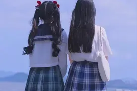 唯美女生背影照片，面向大海，春暖花开图片