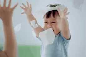 新手妈妈用“纸巾”给宝宝擦屁股，医生怒斥无知，年轻父母别大意图片