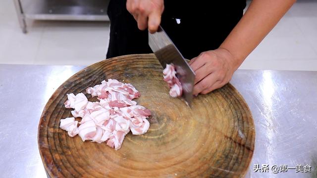 天热没食欲？厨师长有妙招，包菜配上五花肉，这小炒真下饭