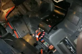 80多万的奔驰新车座位下大量积水图片