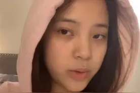 欧阳娜娜也太“大胆”了吧？穿粉卫衣熬夜背书，意外暴露真实素颜图片