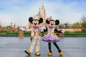 上海迪士尼乐园马上5岁啦！T台秀上，最新“童话”穿搭惊艳亮相图片