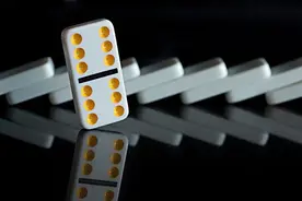 多米诺骨牌效应图片