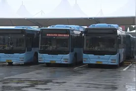 无锡近3000辆公交车“大体检”图片