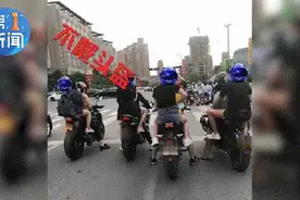 西安4男子骑车带妹子被市民举报，因为未佩戴头盔图片