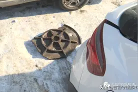 飞来井盖砸三车（续）：井盖没压牢，被大车轧飞，责任该咋分？图片