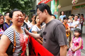 女儿金镯丢失不见，妈妈大闹幼儿园要说法，老师回怼：再闹就退园图片