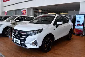 1.5T+AT自动挡，6.5L油耗价格低廉，品质很高的SUV，实拍传祺GS3图片