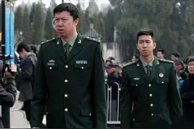 退役后担任八一男篮主帅，王治郅是什么级别？工资待遇如何？图片