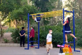 @昌吉人：健身器材有危险 小孩使用需注意图片