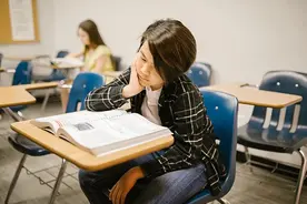 孩子久坐“伤”身体？这6个动作躺着就能练，纠正孩子不良体态图片