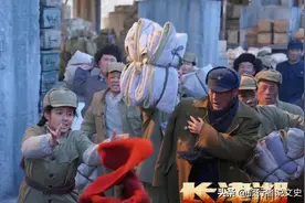 深度解析《长津湖》：追着火车给志愿军战士投掷棉衣符合史实吗？图片