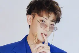 黄子韬西装搭金丝边链条眼镜时尚贵气，断眉妆英气十足图片