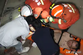突发！黔西一工人不慎跌落蓄水池！图片