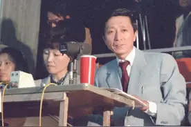 他与赵忠祥、罗京并称央视播音三巨头，曾送郎平铁榔头称号，56岁获国际最佳体育主持人奖，收美国总统贺信图片