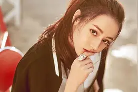 女孩脸上有痣，“长对地方”是美人胚子的象征，留着反而变更美图片