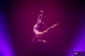 四川大凉山美女舞者，柔软有力的大长腿，图5动作怎么做到的？图片