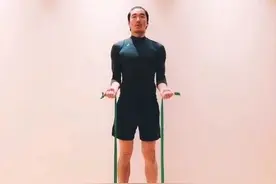 胡兵健身装出镜，网友惊呼居然50了，颜值身材依旧能打图片