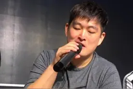 赵本山儿子罕见现身献唱，正脸很像大衣哥儿子，抽10元的便宜烟图片