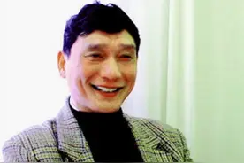 网友偶遇姚明父亲买菜，68岁老人身高抢眼！2米惹路人注目图片